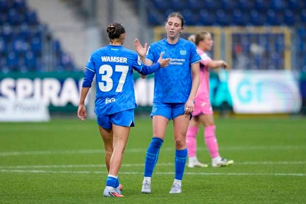 v.li.: Carlotta Wamser (B04, 37), Caroline Kehrer (B04, 9), Spielerinnen von Bayer 04 Leverkusen, Jubel nach dem Schlusspfiff, Freude über den Sieg, Sieger, Gewinner, jubelt, jubeln, fröhlich, positiv, freut sich, freuen, optimistisch, Highlight, Action, Aktion, 12.10.2025, Sinsheim (Hoffenheim) (Deutschland), Fussball, Google Pixel Frauen-Bundesliga, TSG 1899 Hoffenheim - Bayer 04 Leverkusen, DFB DFL REGULATIONS PROHIBIT ANY USE OF PHOTOGRAPHS AS IMAGE SEQUENCES AND OR QUASI-VIDEO.