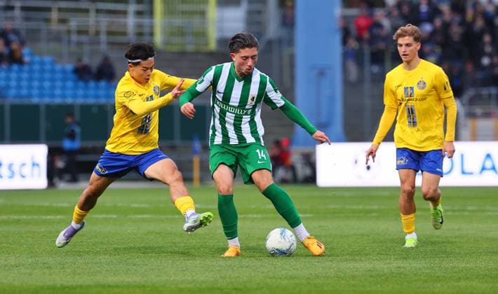 Leipzig, 12.10.2025, Bruno-Plache-Stadion, Fussball, Sachsenpokal, 3. Hauptrunde , 1. FC LOK LEIPZIG vs. BSG CHEMIE LEIPZIG , Im Bild v.l.: Mingi Kang (29, Lok) und Valon Aliji (14, Chemie) , Nur zur redaktionellen Nutzung. Only editorial use.