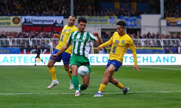 Leipzig, 12.10.2025, Bruno-Plache-Stadion, Fussball, Sachsenpokal, 3. Hauptrunde , 1. FC LOK LEIPZIG vs. BSG CHEMIE LEIPZIG , Im Bild v.l.: Djamal Ziane (13, Lok), Marc Enke (5, Chemie) und Mingi Kang (29, Lok) , Nur zur redaktionellen Nutzung. Only editorial use.