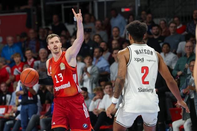 Andreas Obst (FC Bayern Basketball, 13) mit Ball gestikuliert, mit Ibrahim Watson (BMA365 Bamberg Baskets, 02), GER, FC Bayern Basketball vs. BMA365 Bamberg Baskets, Basketball, easycredit Basketball Bundesliga, 4. Spieltag, Saison 2025 2026, 12.10.2025, GER, FC Bayern Basketball vs. BMA365 Bamberg Baskets, Basketball, easycredit Basketball Bundesliga, 4. Spieltag, Saison 2025 2026, 12.10.2025 Muenchen Copyright: xEibner-Pressefoto JennixMaulx EP_JML