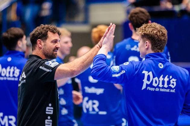 v.l. Florian Kehrmann (TBV Lemgo Lippe, Trainer), Jarnes Faust (TBV Lemgo Lippe, 35) jubelt freut sich nach 32:30 Sieg GER, TBV Lemgo Lippe vs. TVB Stuttgart, Handball, 1. Bundesliga, 8. Spieltag, Spielzeit 2025 2026, 12.10.2025 GER, TBV Lemgo Lippe vs. TVB Stuttgart, Handball, 1. Bundesliga, 8. Spieltag, Spielzeit 2025 2026, 12.10.2025 Lemgo Copyright: xEibner-Pressefoto JanxRollingerx EP_JSK