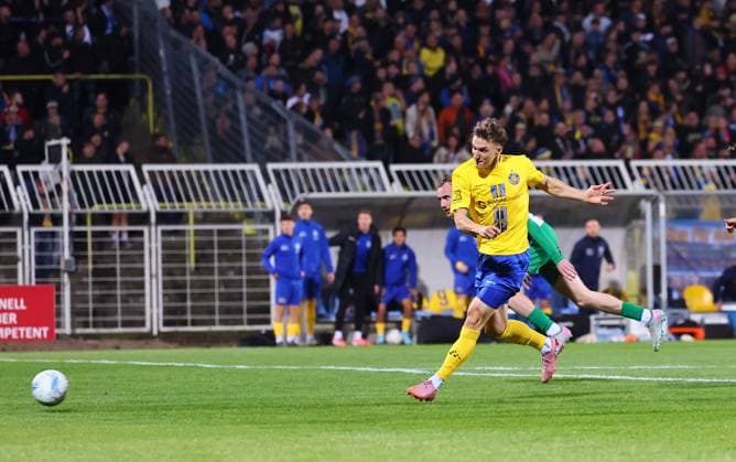 Leipzig, 12.10.2025, Bruno-Plache-Stadion, Fussball, Sachsenpokal, 3. Hauptrunde , 1. FC LOK LEIPZIG vs. BSG CHEMIE LEIPZIG , Tor für Lok zum 1:0. Im Bild: Torschütze Jonas Arcalean (17, Lok) setzt sich vpor Philipp Wendt (18, Chemie) durch und erzieht die Führuing. , Nur zur redaktionellen Nutzung. Only editorial use.