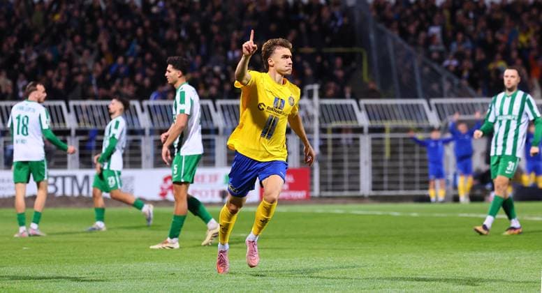 Leipzig, 12.10.2025, Bruno-Plache-Stadion, Fussball, Sachsenpokal, 3. Hauptrunde , 1. FC LOK LEIPZIG vs. BSG CHEMIE LEIPZIG , Tor für Lok zum 1:0. Im Bild: Torschütze Jonas Arcalean (17, Lok), Torjubel. , Nur zur redaktionellen Nutzung. Only editorial use.