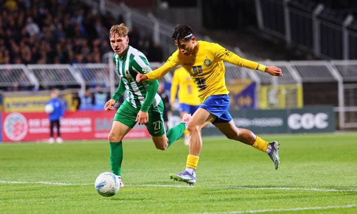Leipzig, 12.10.2025, Bruno-Plache-Stadion, Fussball, Sachsenpokal, 3. Hauptrunde , 1. FC LOK LEIPZIG vs. BSG CHEMIE LEIPZIG , Im Bild v.l.: Rajik Lisinski ( 27, Chemie) und Mingi Kang (29, Lok) ,. Nur zur redaktionellen Nutzung. Only editorial use.