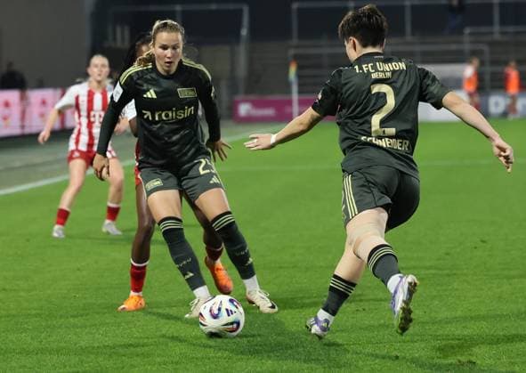 v.l. Ida Heikkinen (1. FC Union Berlin 25), Thome Schneider (1. FC Union Berlin 02) GER, 1. FC Koeln Frauen vs. 1. FC Union Berlin Frauen, Fussball, Frauen-Bundesliga, 6. Spieltag, Spielzeit 2025 2026, 12.10.2025 (DFL DFB REGULATIONS PROHIBIT ANY USE OF PHOTOGRAPHS as IMAGE SEQUENCES and or QUASI-VIDEO). GER, 1. FC Koeln Frauen vs. 1. FC Union Berlin Frauen, Fussball, Frauen-Bundesliga, 6. Spieltag, Spielzeit 2025 2026, 12.10.2025 Koeln Copyright: xEibner-Pressefotox xThomasxStoeckerx EP_TSR