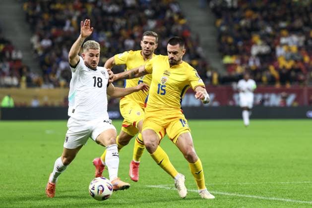 SOCCER - FIFA WC quali, ROU vs AUT BUCHAREST,ROMANIA,12.OCT.25 - SOCCER - FIFA World Cup, WM, Weltmeisterschaft, Fussball 2026, European Qualifiers, group stage, OEFB international match, Länderspiel, Nationalmannschaft Romania vs Austria. Image shows Romano Schmid (AUT), Alexandru Chipciu and Andrei Burca (ROU). GEPAxpictures xArminxRauthner