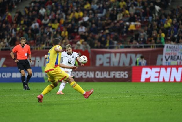 SOCCER - FIFA WC quali, ROU vs AUT BUCHAREST,ROMANIA,12.OCT.25 - SOCCER - FIFA World Cup, WM, Weltmeisterschaft, Fussball 2026, European Qualifiers, group stage, OEFB international match, Länderspiel, Nationalmannschaft Romania vs Austria. Image shows Alexandru Chipciu (ROU) and Romano Schmid (AUT). GEPAxpictures xArminxRauthner