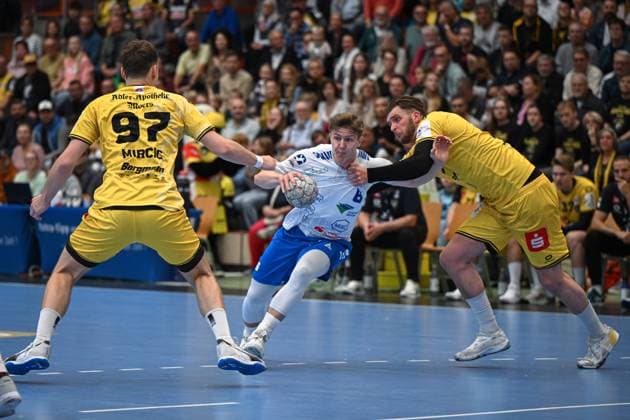 Deutschland, Handball, 2. Bundesliga, 7. Spieltag, 2025 2026, HSG Krefeld Niederrhein vs Dessau-Rosslauer HV 06, 12.10.2025, Glockenspitzhalle, Krefeld, Deutschland, Fritz-Leon Haake (Dessau-Rosslauer HV 06, 6) wird angegriffen von Matija Mircic (HSG Krefeld Niederrhein, 97) und Robert Krass (HSG Krefeld Niederrhein, 3) Copyright: xMarkusxVerwimpx