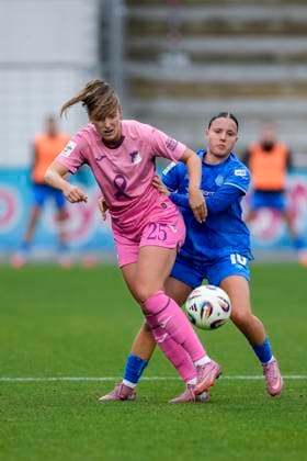 v.li.: Melissa Kössler (TSG, 25), Estrella Merino Gonzalez (B04, 10), Zweikampf, Spielszene, Duell, duel, tackle, tackling, Dynamik, Action, Aktion, 12.10.2025, Sinsheim (Hoffenheim) (Deutschland), Fussball, Google Pixel Frauen-Bundesliga, TSG 1899 Hoffenheim - Bayer 04 Leverkusen, DFB DFL REGULATIONS PROHIBIT ANY USE OF PHOTOGRAPHS AS IMAGE SEQUENCES AND OR QUASI-VIDEO.