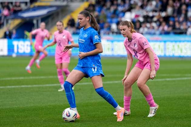 v.li.: Valentina Mädl (B04, 17), Lisa Doorn (TSG, 14), Aktion, Action, Spielszene, 12.10.2025, Sinsheim (Hoffenheim) (Deutschland), Fussball, Google Pixel Frauen-Bundesliga, TSG 1899 Hoffenheim - Bayer 04 Leverkusen, DFB DFL REGULATIONS PROHIBIT ANY USE OF PHOTOGRAPHS AS IMAGE SEQUENCES AND OR QUASI-VIDEO.