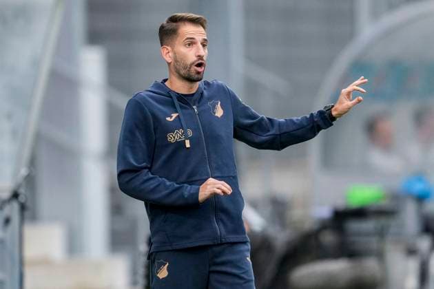 Theodoros Dedes (Trainer, Cheftrainer, TSG), gibt Anweisungen, gestikuliert, mit den Armen gestikulieren, Einzelbild, Einzelfoto, Aktion, Action, 12.10.2025, Sinsheim (Hoffenheim) (Deutschland), Fussball, Google Pixel Frauen-Bundesliga, TSG 1899 Hoffenheim - Bayer 04 Leverkusen, DFB DFL REGULATIONS PROHIBIT ANY USE OF PHOTOGRAPHS AS IMAGE SEQUENCES AND OR QUASI-VIDEO.
