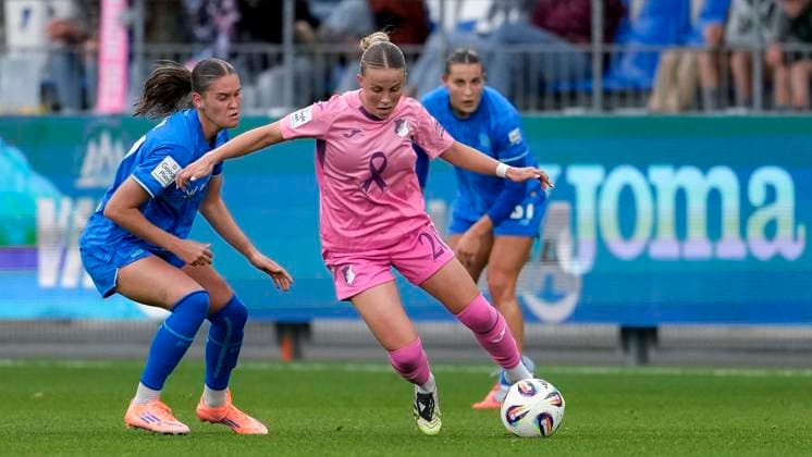 v.li.: Valentina Mädl (B04, 17), Laura Gloning (TSG, 20), Carlotta Wamser (B04, 37), Zweikampf, Spielszene, Duell, duel, tackle, tackling, Dynamik, Action, Aktion, 12.10.2025, Sinsheim (Hoffenheim) (Deutschland), Fussball, Google Pixel Frauen-Bundesliga, TSG 1899 Hoffenheim - Bayer 04 Leverkusen, DFB DFL REGULATIONS PROHIBIT ANY USE OF PHOTOGRAPHS AS IMAGE SEQUENCES AND OR QUASI-VIDEO.