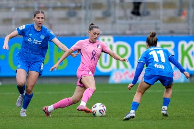 v.li.: Caroline Kehrer (B04, 9), Jill Janssens (TSG, 9), Kristin Kögel (B04, 11), Zweikampf, Spielszene, Duell, duel, tackle, tackling, Dynamik, Action, Aktion, 12.10.2025, Sinsheim (Hoffenheim) (Deutschland), Fussball, Google Pixel Frauen-Bundesliga, TSG 1899 Hoffenheim - Bayer 04 Leverkusen, DFB DFL REGULATIONS PROHIBIT ANY USE OF PHOTOGRAPHS AS IMAGE SEQUENCES AND OR QUASI-VIDEO.