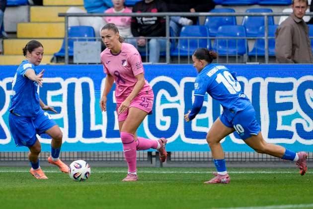 v.li.: Ruby Grant (B04, 22), Melissa Kössler (TSG, 25), Estrella Merino Gonzalez (B04, 10), Zweikampf, Spielszene, Duell, duel, tackle, tackling, Dynamik, Action, Aktion, 12.10.2025, Sinsheim (Hoffenheim) (Deutschland), Fussball, Google Pixel Frauen-Bundesliga, TSG 1899 Hoffenheim - Bayer 04 Leverkusen, DFB DFL REGULATIONS PROHIBIT ANY USE OF PHOTOGRAPHS AS IMAGE SEQUENCES AND OR QUASI-VIDEO.
