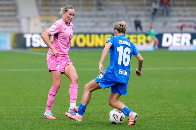 v.li.: Feli Delacauw (TSG, 24), Sofie Lena Zdebel (B04, 16), Zweikampf, Spielszene, Duell, duel, tackle, tackling, Dynamik, Action, Aktion, 12.10.2025, Sinsheim (Hoffenheim) (Deutschland), Fussball, Google Pixel Frauen-Bundesliga, TSG 1899 Hoffenheim - Bayer 04 Leverkusen, DFB DFL REGULATIONS PROHIBIT ANY USE OF PHOTOGRAPHS AS IMAGE SEQUENCES AND OR QUASI-VIDEO.