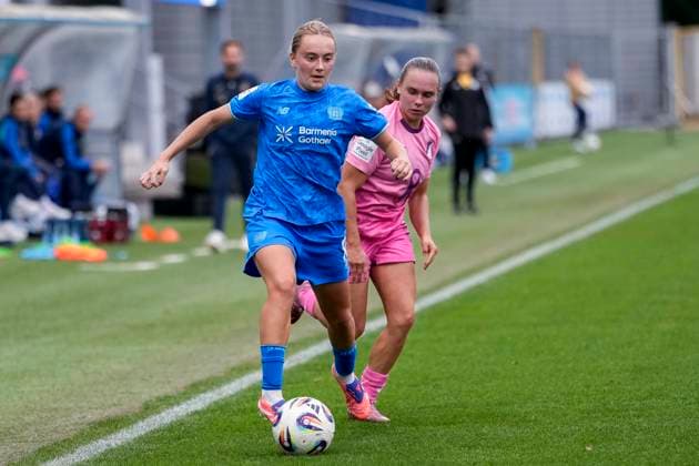 v.li.: Sofie Lena Zdebel (B04, 16), Marie Steiner (TSG, 19), Zweikampf, Spielszene, Duell, duel, tackle, tackling, Dynamik, Action, Aktion, 12.10.2025, Sinsheim (Hoffenheim) (Deutschland), Fussball, Google Pixel Frauen-Bundesliga, TSG 1899 Hoffenheim - Bayer 04 Leverkusen, DFB DFL REGULATIONS PROHIBIT ANY USE OF PHOTOGRAPHS AS IMAGE SEQUENCES AND OR QUASI-VIDEO.
