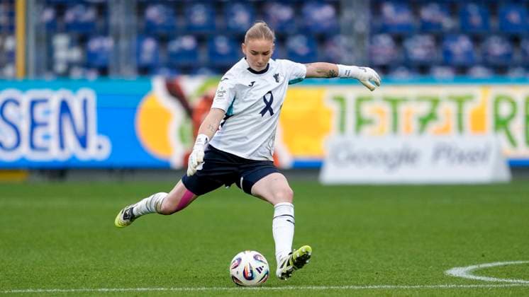 Laura Johanna Dick (Torwart, Torhüterin, TSG, 1), am Ball, Freisteller, Ganzkörper, Einzelbild, Einzelfoto, Aktion, Action, 12.10.2025, Sinsheim (Hoffenheim) (Deutschland), Fussball, Google Pixel Frauen-Bundesliga, TSG 1899 Hoffenheim - Bayer 04 Leverkusen, DFB DFL REGULATIONS PROHIBIT ANY USE OF PHOTOGRAPHS AS IMAGE SEQUENCES AND OR QUASI-VIDEO.
