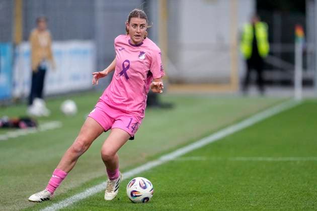 Lisa Doorn (TSG, 14), am Ball, Freisteller, Ganzkörper, Einzelbild, Einzelfoto, Aktion, Action, 12.10.2025, Sinsheim (Hoffenheim) (Deutschland), Fussball, Google Pixel Frauen-Bundesliga, TSG 1899 Hoffenheim - Bayer 04 Leverkusen, DFB DFL REGULATIONS PROHIBIT ANY USE OF PHOTOGRAPHS AS IMAGE SEQUENCES AND OR QUASI-VIDEO.