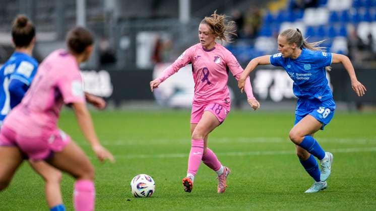 v.li.: Valesca Ampoorter (TSG, 18), Juliette Vidal (B04, 56), Zweikampf, Spielszene, Duell, duel, tackle, tackling, Dynamik, Action, Aktion, 12.10.2025, Sinsheim (Hoffenheim) (Deutschland), Fussball, Google Pixel Frauen-Bundesliga, TSG 1899 Hoffenheim - Bayer 04 Leverkusen, DFB DFL REGULATIONS PROHIBIT ANY USE OF PHOTOGRAPHS AS IMAGE SEQUENCES AND OR QUASI-VIDEO.