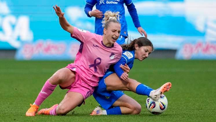 v.li.: Vanessa Diehm (TSG, 6), Ida Daedelow (B04, 30), Zweikampf, Spielszene, Duell, duel, tackle, tackling, Dynamik, Action, Aktion, 12.10.2025, Sinsheim (Hoffenheim) (Deutschland), Fussball, Google Pixel Frauen-Bundesliga, TSG 1899 Hoffenheim - Bayer 04 Leverkusen, DFB DFL REGULATIONS PROHIBIT ANY USE OF PHOTOGRAPHS AS IMAGE SEQUENCES AND OR QUASI-VIDEO.