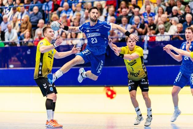 v.l. Gianfranco Pribetic (TVB Stuttgart, 09), Tim Suton (TBV Lemgo Lippe, 23), Max Haefner (TVB Stuttgart, 03) GER, TBV Lemgo Lippe vs. TVB Stuttgart, Handball, 1. Bundesliga, 8. Spieltag, Spielzeit 2025 2026, 12.10.2025 GER, TBV Lemgo Lippe vs. TVB Stuttgart, Handball, 1. Bundesliga, 8. Spieltag, Spielzeit 2025 2026, 12.10.2025 Lemgo Copyright: xEibner-Pressefoto JanxRollingerx EP_JSK