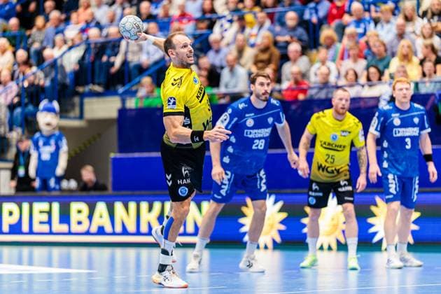 Kai Haefner (TVB Stuttgart, 34) beim Siebenmeter 7 Meter Wurf GER, TBV Lemgo Lippe vs. TVB Stuttgart, Handball, 1. Bundesliga, 8. Spieltag, Spielzeit 2025 2026, 12.10.2025 GER, TBV Lemgo Lippe vs. TVB Stuttgart, Handball, 1. Bundesliga, 8. Spieltag, Spielzeit 2025 2026, 12.10.2025 Lemgo Copyright: xEibner-Pressefoto JanxRollingerx EP_JSK