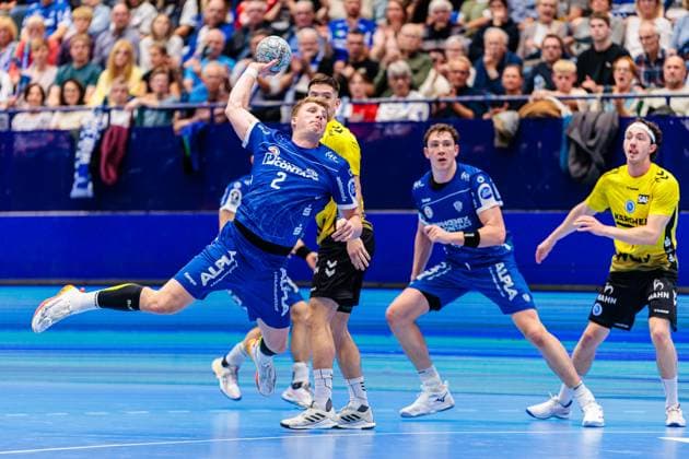 v.l. Lukas Hutecek (TBV Lemgo Lippe, 02), Ivan Snajder (TVB Stuttgart, 10) GER, TBV Lemgo Lippe vs. TVB Stuttgart, Handball, 1. Bundesliga, 8. Spieltag, Spielzeit 2025 2026, 12.10.2025 GER, TBV Lemgo Lippe vs. TVB Stuttgart, Handball, 1. Bundesliga, 8. Spieltag, Spielzeit 2025 2026, 12.10.2025 Lemgo Copyright: xEibner-Pressefoto JanxRollingerx EP_JSK