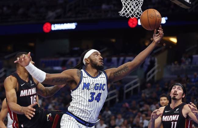 October 12, 2025, Orlando, Fl - Florida, USA: Orlando Magic center Wendell Carter Jr. (34) pulls in a rebound during the NBA, Basketball Herren, USA preseason game against the Miami Heat at the Kia Center on Sunday, Oct. 12, 2025, in Orlando, Florida. Orlando USA - ZUMAm67_ 20251012_zaf_m67_002 Copyright: xStephenxM.xDowellx