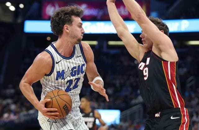 October 12, 2025, Orlando, Fl - Florida, USA: Orlando Magic forward Franz Wagner (22) tries to drive past Miami Heat guard Pelle Larsson (9) during the NBA, Basketball Herren, USA preseason game at the Kia Center on Sunday, Oct. 12, 2025, in Orlando, Florida. Orlando USA - ZUMAm67_ 20251012_zaf_m67_004 Copyright: xStephenxM.xDowellx