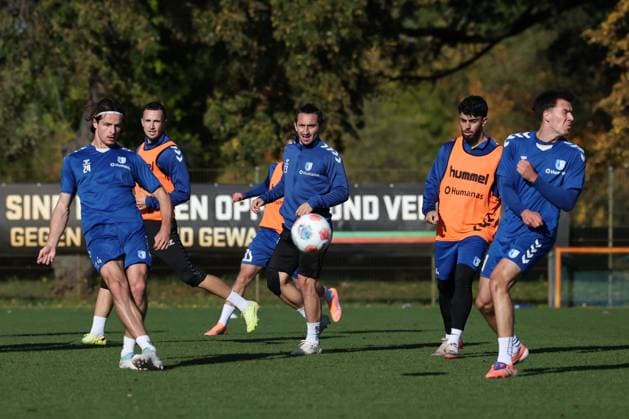 v.l. Jean Hugonet (1. FC Magdeburg,24), Falko Michel (1. FC Magdeburg,21), Baris Atik (1. FC Magdeburg,23), Abu-Bekir Ömer El-Zein (1. FC Magdeburg,14), Noah Pesch (1. FC Magdeburg,10) - 2. Fußball Bundesliga Saison 2025-2026 Training 1. FC Magdeburg an der Avnet Arena in Magdeburg - Fußball,Mann,Männer,Deutschland,13.10.2025
