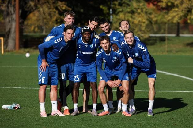Die Siegermannschaft aus dem Trainingsspiel - v.l. Dariusz Stalmach (1. FC Magdeburg,6), Torwart Noah Kruth (1. FC Magdeburg,30), Silas Gnaka (1. FC Magdeburg,25), Jean Hugonet (1. FC Magdeburg,24), Noah Pesch (1. FC Magdeburg,10), Samuel Loric (1. FC Magdeburg,2), Baris Atik (1. FC Magdeburg,23), Maximilian Breunig (1. FC Magdeburg,9) - 2. Fußball Bundesliga Saison 2025-2026 Training 1. FC Magdeburg an der Avnet Arena in Magdeburg - Fußball,Mann,Männer,Deutschland,13.10.2025