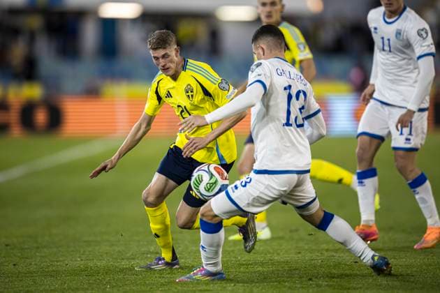 251013 Alexander Bernhardsson of Sweden and Dion Gallapeni of Kosovo during the FIFA World Cup, WM, Weltmeisterschaft, Fussball Qualifier football match between Sweden and Kosovo on October 13, 2025 in Gothenburg. Photo: Michael Erichsen BILDBYRAN COP 89 JM0741 bbeng, fotboll, football, soccer, fotball, vm-kval, kval, fifa w Copyright: MICHAELxERICHSEN BB251013MI025