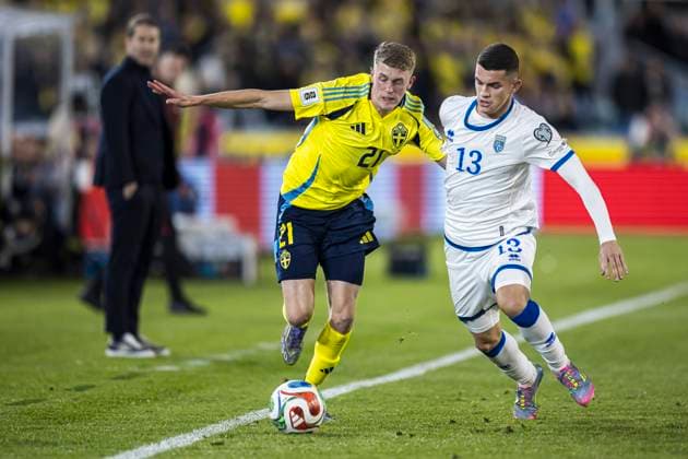 251013 Alexander Bernhardsson of Sweden and Dion Gallapeni of Kosovo during the FIFA World Cup, WM, Weltmeisterschaft, Fussball Qualifier football match between Sweden and Kosovo on October 13, 2025 in Gothenburg. Photo: Michael Erichsen BILDBYRAN COP 89 JM0741 bbeng, fotboll, football, soccer, fotball, vm-kval, kval, fifa w Copyright: MICHAELxERICHSEN BB251013MI028