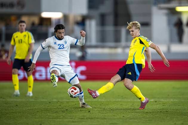 251013 Leon Avdullahu of Kosovo and Lucas Bergvall of Sweden during the FIFA World Cup, WM, Weltmeisterschaft, Fussball Qualifier football match between Sweden and Kosovo on October 13, 2025 in Gothenburg. Photo: Joel Marklund BILDBYRAN kod JM JM0741 bbeng, fotboll, football, soccer, fotball, vm-kval, kval, fifa w Copyright: JOELxMARKLUND BB251013JM045
