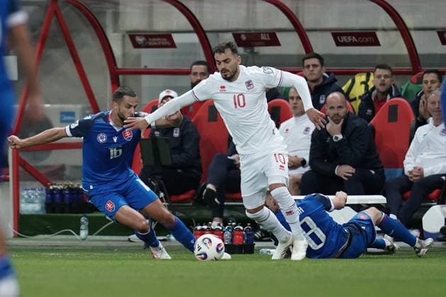 Fussball WM Qualifikation 2025 - 2026 13.10.2025, Fussball Länderspiel, Laenderspiel, WM Qualifikation, 2025-2026, Gruppe A, Slowakei, Trvana, City Arena, Slowakei (SVK) - Luxemburg (LUX) vl: David Hancko (Slowakei, 16) - Danel Sinani (Luxemburg, Luxembourg, FLF 10) - Ondrej Duda (Slowakei, 8)