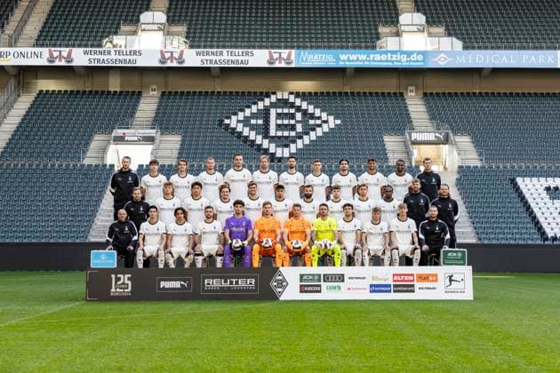 Mannschaftsfoto Borussia Mönchengladbach am 02.10.2025 im Borussia-Park. Oben von li.: Andre Wachter (Torwarttrainer), Philipp Sander, Florian Neuhaus, Nico Elvedi, Haris Tabakovic, Marvin Friedrich, Tim Kleindienst, Yannik Engehardt, Kevin Diks, Fabio Chiarodia, Nathan Ngoumou, Guido Streichsbier (Co-Trainer) Mitte von li.: Tony Jantschke (Trainer Top-Talente), Luca Netz, Shuto Machino, Rocco Reitz, Joe Scally, Jens Castrop, Franck Honorat, Lukas Ullrich, Oscar Fraulo, Charles Herrmann, Tobias Trulsen (Co-Trainer), Eugen Polanski (Cheftrainer) Unten von li: Oliver Neuville (Assistenztrainer), Grant-Leon Ranos, Wael Mohya, Kevin Stöger, Tiago Pereira Cardoso, Moritz Nicolas, Jonas Omlin, Tobias Sippel, Giovanni Reyna, Robin Hack, Niklas Swider, Jonas Bode (Atlethiktrainer)