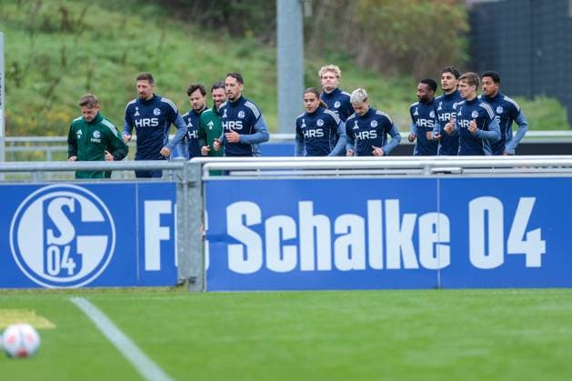 14.10.2025, Fussball, Saison 2025 2026, Training FC Schalke 04, Die Spieler des S04 laufen sich warm, v. l. Janik Bachmann (FC Schalke 04), Adrian Gantenbein (FC Schalke 04), Co-Trainer Tim Hoogland (FC Schalke 04), Nikola Katic (FC Schalke 04), Mauro Zalazar (FC Schalke 04), Peter Remmert (FC Schalke 04), Finn Porath (FC Schalke 04), Moussa Sylla (FC Schalke 04), Mertcan Ayhan (FC Schalke 04), Felipe Sanchez (FC Schalke 04), Anton Donkor (FC Schalke 04), Gelsenkirchen Trainingsgelände FC Schalke 04 NRW Deutschland xRHR-FOTO YYx Copyright: RHR-FOTOx RHR-FOTO YY
