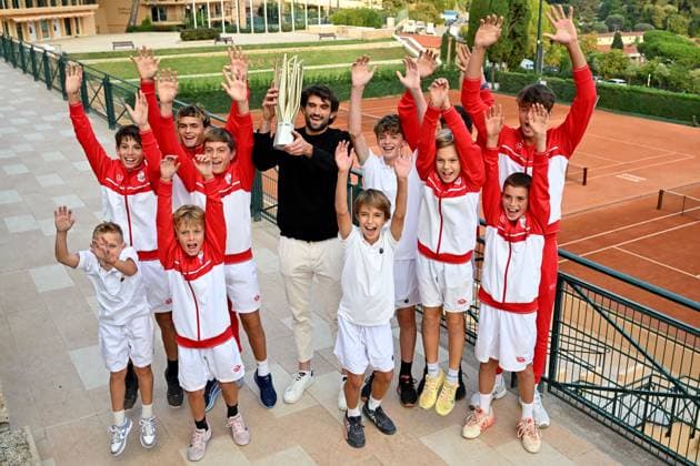 Valentin Vacherot, le joueur de tennis monégasque et vainqueur du Masters 1000 de Shanghai, a été célébré en héros, accueilli au Monte Carlo Country Club par le prince Albert II de Monaco et Melanie de Massy, la présidente de la Fédération monégasque de tennis, d une dizaine d enfants de son club, de son staff, d amis et des membres du club, à Roquebrune Cap Martin, le 14 octobre 2025. Une belle surprise pour le nouveau 40eme mondial qui pensait passer au club voir son kinésithérapeute. Bruno Bebert Bestimage Valentin Vacherot, winner of the Shanghai Masters 1000, is welcomed as a hero at the Monte Carlo Country Club in Roquebrune Cap Martin on october 14th 2025 Roquebrune-Cap-Martin France Copyright: xBrunoxBebertx xBestimagexBrunoxBebertx xBestimagex