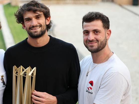 Valentin Vacherot, le joueur de tennis monégasque et vainqueur du Masters 1000 de Shanghai, a été célébré en héros, accueilli au Monte Carlo Country Club par le prince Albert II de Monaco et Melanie de Massy, la présidente de la Fédération monégasque de tennis, d une dizaine d enfants de son club, de son staff, d amis et des membres du club, à Roquebrune Cap Martin, le 14 octobre 2025. Une belle surprise pour le nouveau 40eme mondial qui pensait passer au club voir son kinésithérapeute. Claudia Albuquerque Bestimage Valentin Vacherot, winner of the Shanghai Masters 1000, is welcomed as a hero at the Monte Carlo Country Club in Roquebrune Cap Martin on october 14th 2025 Roquebrune-Cap-Martin France Copyright: xClaudiaxAlbuquerquex xBestimagexClaudiaxAlbuquerquex xBestimagex
