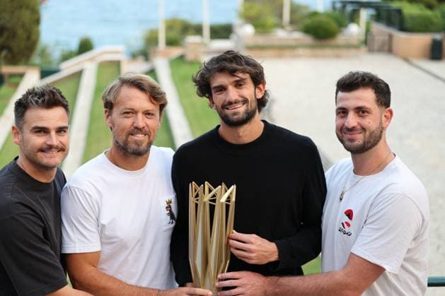 Valentin Vacherot, le joueur de tennis monégasque et vainqueur du Masters 1000 de Shanghai, a été célébré en héros, accueilli au Monte Carlo Country Club par le prince Albert II de Monaco et Melanie de Massy, la présidente de la Fédération monégasque de tennis, d une dizaine d enfants de son club, de son staff, d amis et des membres du club, à Roquebrune Cap Martin, le 14 octobre 2025. Une belle surprise pour le nouveau 40eme mondial qui pensait passer au club voir son kinésithérapeute. Claudia Albuquerque Bestimage Valentin Vacherot, winner of the Shanghai Masters 1000, is welcomed as a hero at the Monte Carlo Country Club in Roquebrune Cap Martin on october 14th 2025 Roquebrune-Cap-Martin France Copyright: xClaudiaxAlbuquerquex xBestimagexClaudiaxAlbuquerquex xBestimagex