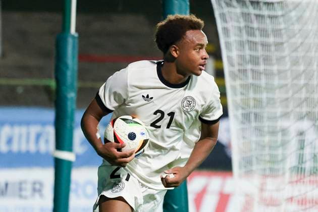 Assan Ouedraogo (Germany) bejubelt seinen Treffer zum 1:1, UEFA Under21 Championship 2027 - Qualification Group F, Northern Ireland U21, U 21 vs Germany U21, The Oval am 14. October 2025 in Belfast, Vereinigtes Königreich. (Foto von Marco Steinbrenner DeFodi Images) Assan Ouedraogo (Germany) celebrates after scoring his teams first goal, UEFA Under21 Championship 2027 - Qualification Group F, Northern Ireland U21 vs Germany U21, The Oval, October 14, 2025 in Belfast, United Kingdom. (Photo by Marco Steinbrenner DeFodi Images) Assan Ouedraogo Germany celebrates scoring his teams first goal, UEFA Under21 Championship 2027 Qualification Group F, Northern Ireland U21 vs Germany U21, The Oval, October 14, 2025 in Belfast, United Kingdom Photo by Marco Steinbrenner DeFodi Images Assan Ouedraogo Germany celebrates after scoring his teams first goal, UEFA Under21 Championship 2027 Qualification Group F, Northern Ireland U21 vs Germany U21, The Oval, October 14, 2025 in Belfast, United Kingdom Photo by Marco Steinbrenner DeFodi Images