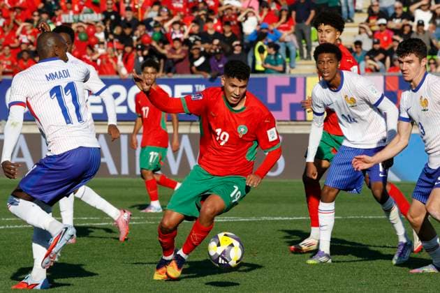Futbol, Marruecos vs Francia. Mundial sub 20, Chile 2025. El jugador de Marruecos Smail Bakhty, centro, controla la pelota durante un partido de semifinal del mundial sub 20 realizado en el estadio Elias Figueroa de Valparaiso, Chile. 15 10 2025 Martin Thomas Photosport Football, Morocco vs France. U-20 World Cup Championship. Morocco™s player Smail Bakhty, center, controls the ball during a semifinal match of the U-20 World Cup at the Elias Figueroa stadium in Valparaiso, Chile. 15 10 2025 Martin Thomas Photosport Marruecos vs Francia. Mundial sub 20, Chile 2025