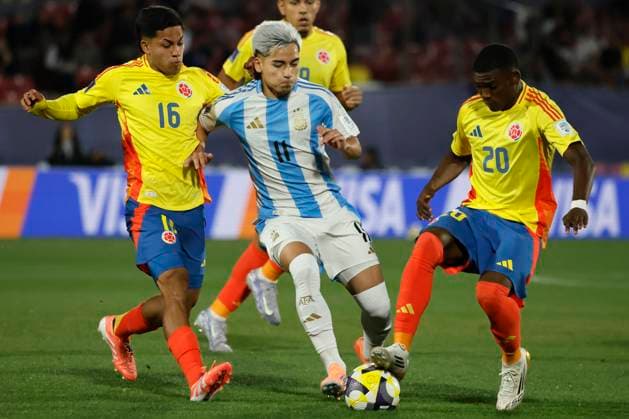 Futbol, Argentina vs Colombia. Mundial sub 20, Chile 2025. El jugador de Argentina Ian Subiabre, centro, disputa el balon con Joel Romero y Joel Canchimbo de Colombia durante el partido de la semifinal del mundial sub 20 realizado en el estadio Nacional de Santiago, Chile. 15 10 2025 Andres Pina Photosport Football, Argentina vs Colombia. U-20 World Cup Championship. Argentina™s player Ian Subiabre, center, vies for the ball with Joel Romero and Joel Canchimbo of Colombia during a U-20 World Cup semifinal match, at the Nacional stadium in Santiago, Chile. 15 10 2025 Andres Pina Photosport Argentina vs Colombia, mundial sub 20 Chile 2025