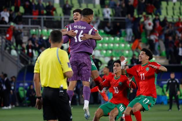 Futbol, Marruecos vs Francia. Mundial sub 20, Chile 2025. El jugador de Marruecos, Abdelhakim Mesbahi, celebra con sus companeros tras un partido de semifinal del mundial sub 20 contra Francia realizado en el estadio Elias Figueroa de Valparaiso, Chile. 15 10 2025 Sebastian Cisternas Photosport Football, Morocco vs France. U-20 World Cup Championship. Morocco™s player, Abdelhakim Mesbahi, celebrates with temmates after a semifinal match of the U-20 World Cup against France at the Elias Figueroa stadium in Valparaiso, Chile. 15 10 2025 Sebastian Cisternas Photosport Marruecos vs Francia. Mundial sub 20, Chile 2025
