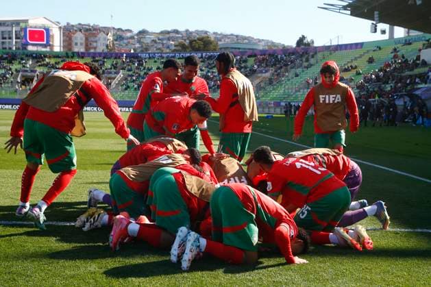Futbol, Marruecos vs Francia. Mundial sub 20, Chile 2025. El jugador de Marruecos, Yassir Zabiri, centro, celebra con sus companeros tras marcar un gol contra Francia durante un partido de semifinal del mundial sub 20 realizado en el estadio Elias Figueroa de Valparaiso, Chile. 15 10 2025 Sebastian Cisternas Photosport Football, Morocco vs France. U-20 World Cup Championship. Morocco™s player, Yassir Zabiri, center , celebrates with temmates after scoring against France during a semifinal match of the U-20 World Cup at the Elias Figueroa stadium in Valparaiso, Chile. 15 10 2025 Sebastian Cisternas Photosport Marruecos vs Francia. Mundial sub 20, Chile 2025
