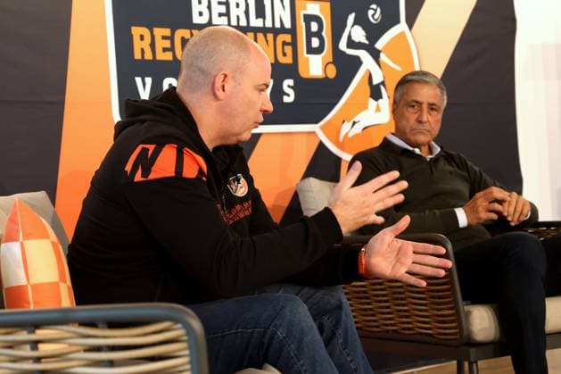 DEU, DVV, 1.VBL, BR Volleys, Eoeffnungs-PK, 16.10.2025, berlin, Berlin, DEU, DVV, 1.VBL, BR Volleys, Eoeffnungs-PK, im Bild Praesident Niromand (BR Volleys), Trainer Joel Banks (BR Volleys)