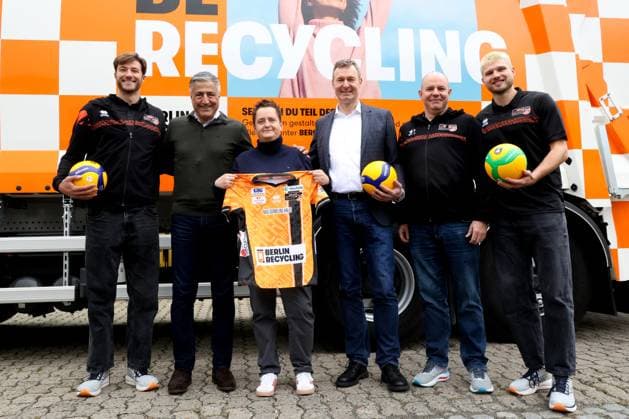 DEU, DVV, 1.VBL, BR Volleys, Eoeffnungs-PK, 16.10.2025, berlin, Berlin, DEU, DVV, 1.VBL, BR Volleys, Eoeffnungs-PK, im Bild Matthew Knigge (BR Volleys 2), Trainer Joel Banks (BR Volleys), Ruben Schott (BR Volleys 13), Praesident Niromand (BR Volleys), Bianka Rieder, Marcus Bokelmann (Berlin Recycling)