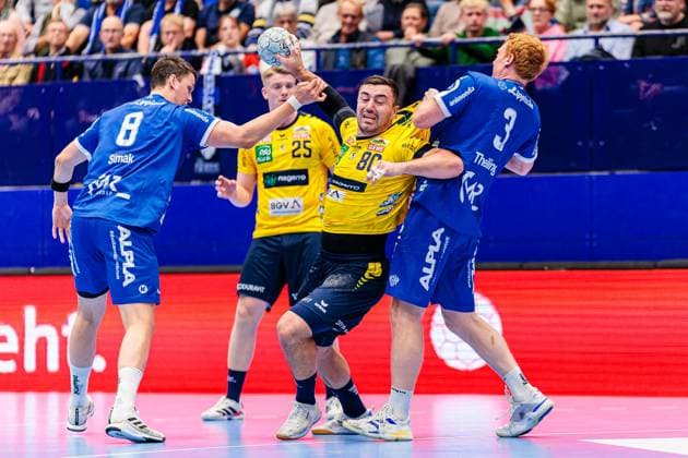 v.l. Frederik Simak (TBV Lemgo Lippe, 08), Jannik Kohlbacher (Rhein-Neckar Loewen, 80), Nicolai Theilinger (TBV Lemgo Lippe, 03) GER, TBV Lemgo Lippe vs. Rhein-Neckar Loewen, Handball, 1. Bundesliga, 9. Spieltag, Spielzeit 2025 2026, 16.10.2025 GER, TBV Lemgo Lippe vs. Rhein-Neckar Loewen, Handball, 1. Bundesliga, 9. Spieltag, Spielzeit 2025 2026, 16.10.2025 Lemgo Copyright: xEibner-Pressefoto JanxRollingerx EP_JSK