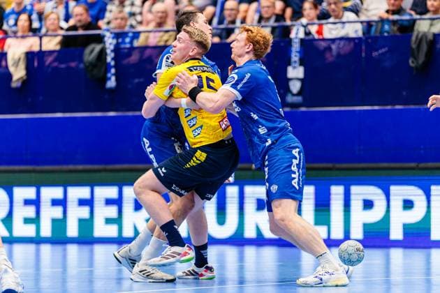 v.l. Frederik Simak (TBV Lemgo Lippe, 08), Haukur Thrastarson (Rhein-Neckar Loewen, 25), Nicolai Theilinger (TBV Lemgo Lippe, 03) GER, TBV Lemgo Lippe vs. Rhein-Neckar Loewen, Handball, 1. Bundesliga, 9. Spieltag, Spielzeit 2025 2026, 16.10.2025 GER, TBV Lemgo Lippe vs. Rhein-Neckar Loewen, Handball, 1. Bundesliga, 9. Spieltag, Spielzeit 2025 2026, 16.10.2025 Lemgo Copyright: xEibner-Pressefoto JanxRollingerx EP_JSK