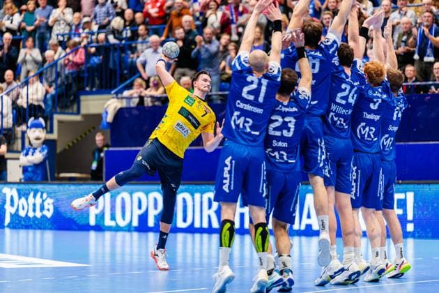 Robert Timmermeister (Rhein-Neckar Loewen, 07) fuerht einen direkten Freiwurf gegen die Abwehr des TBV Lemgo Lippe aus bevor es in die Halbzeit geht GER, TBV Lemgo Lippe vs. Rhein-Neckar Loewen, Handball, 1. Bundesliga, 9. Spieltag, Spielzeit 2025 2026, 16.10.2025 GER, TBV Lemgo Lippe vs. Rhein-Neckar Loewen, Handball, 1. Bundesliga, 9. Spieltag, Spielzeit 2025 2026, 16.10.2025 Lemgo Copyright: xEibner-Pressefoto JanxRollingerx EP_JSK